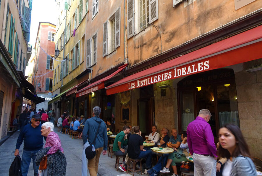 Les Distilleries Idéales bar in the Old Town of Nice