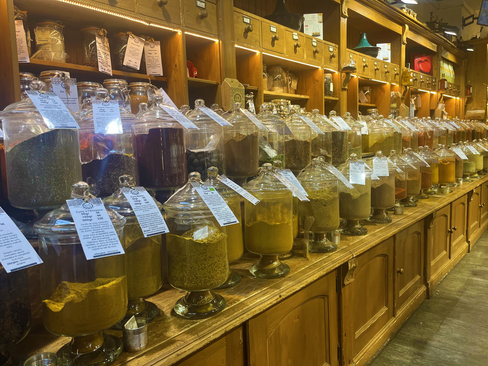 Girofle et Cannelle spice shop in Old Town Nice with herbs de Provence and local aromatic blends