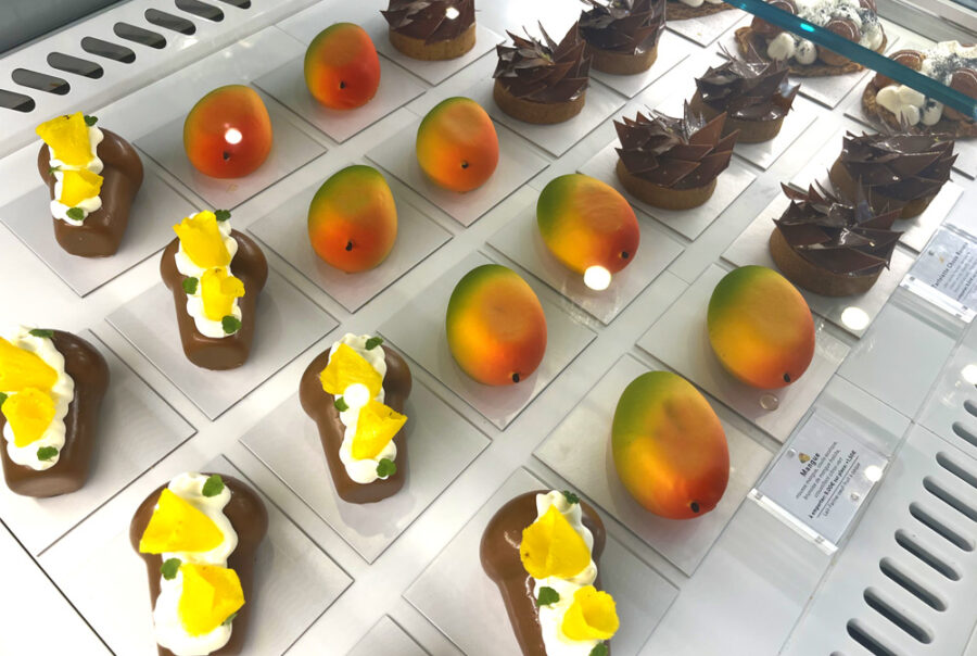 Trompe l’oeil pastry by Julien Dugourd in Nice resembling real fruit with refined presentation